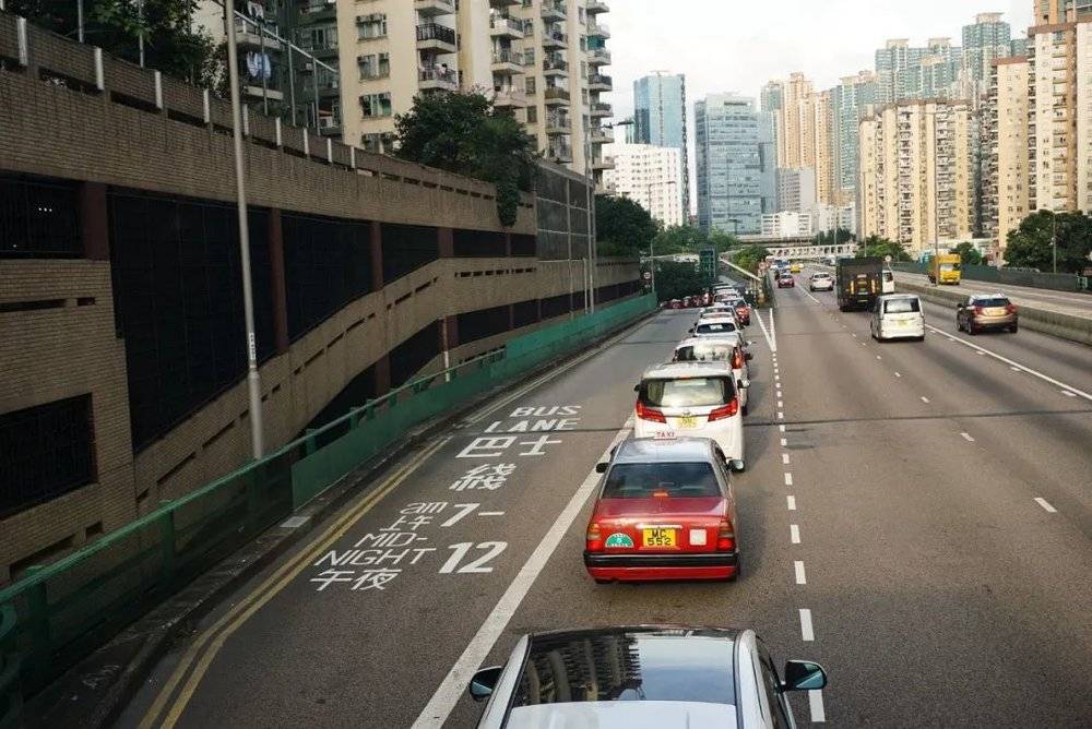 香港美孚的专用道，巴士可以越过匝道排队的私人车辆，且其每日生效期长达17小时（摄于2019年6月）。