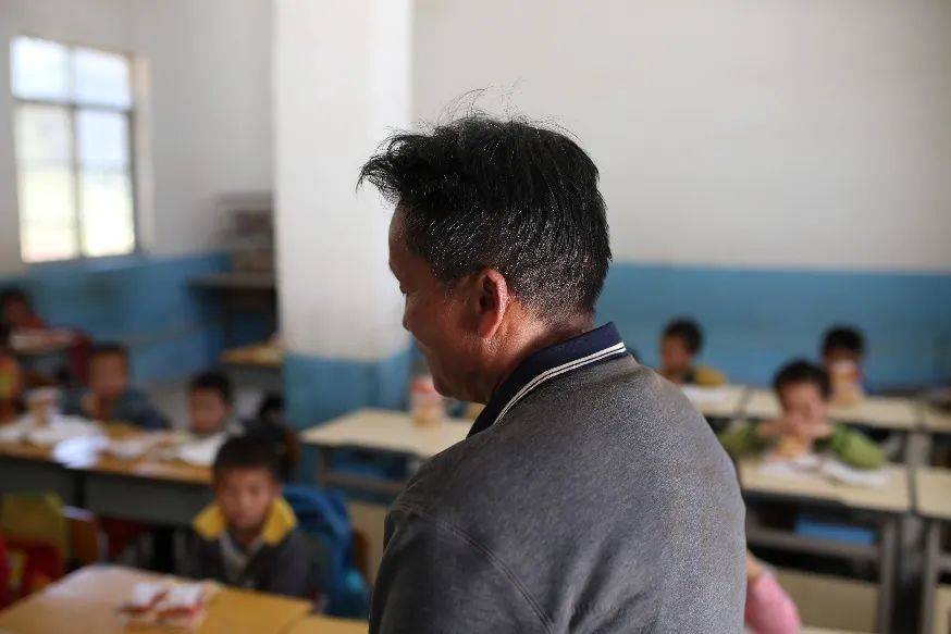 〓 一名乡村教师正给学生上课。摄影：林樾<br>