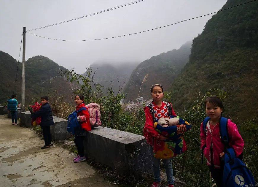 〓 一群乡村的孩子，正在去学校的路上。摄影：林樾<br>