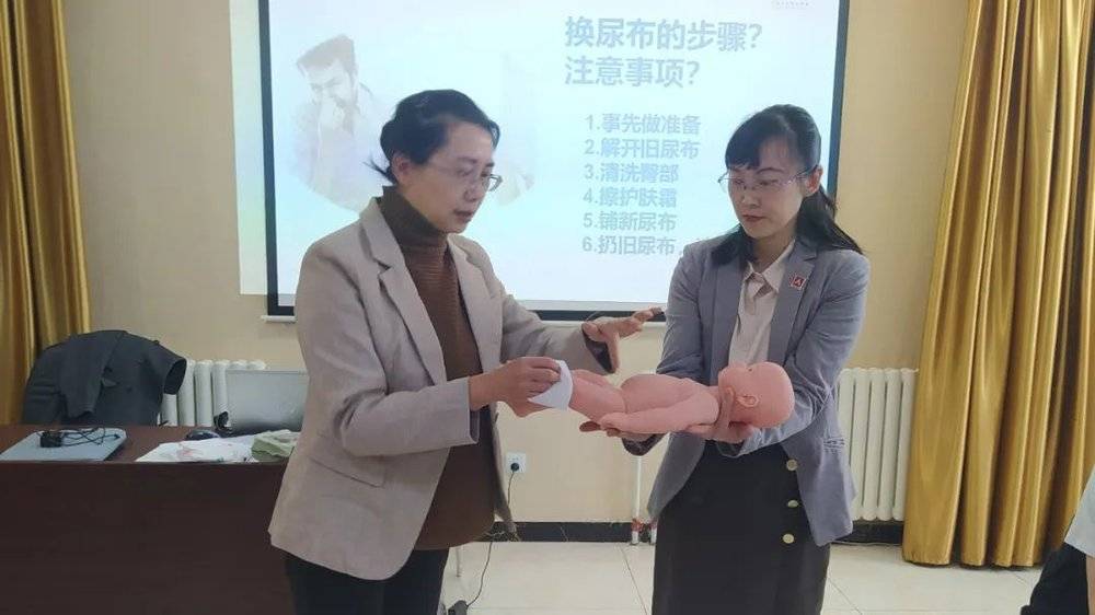 女性带领者教学员给婴儿换尿布。／受访者提供<br>