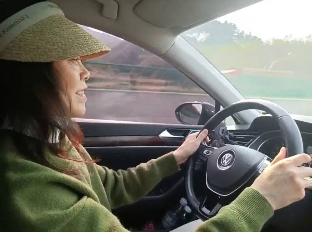 张博然：国庆节我妈第一次开车上高速的视频截图，我爸拍摄