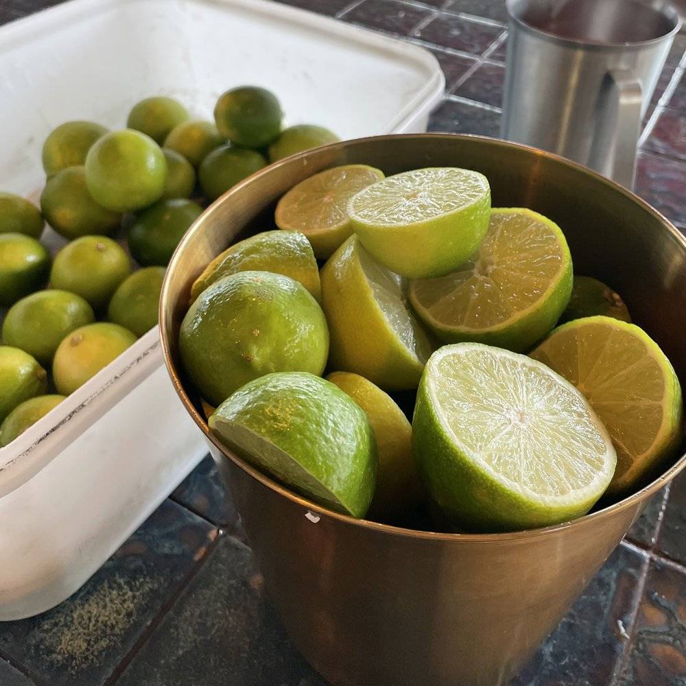 调酒师学徒每天要处理的柠檬。/图片来源：受访者提供<br>