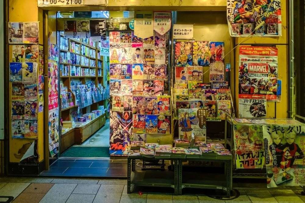 日本街边的漫画店。/Unsplash