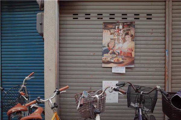 出町柳商店街上，到处张贴着《舞伎家的料理人》取景地海报（图｜吴从周）