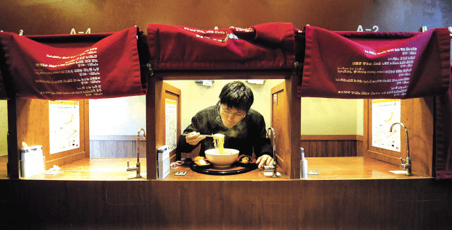 ·一位顾客在首尔新村的日本拉面连锁店 Ichi Men 独自用餐/西比供图<br>