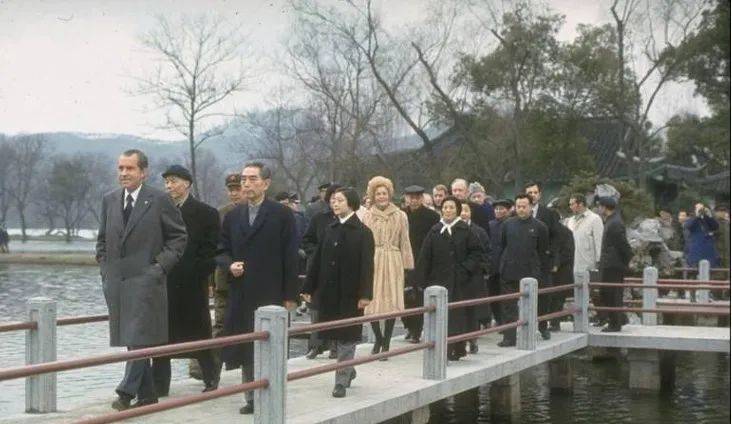 这张照片是在小瀛洲拍的，当时尼克松住在西湖西岸的刘庄，也就是现在的国宾馆。<br>