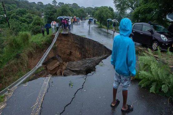 “弗雷迪”导致路面塌陷（图源：Amos Gumulira/AFP/Getty Images）<br>