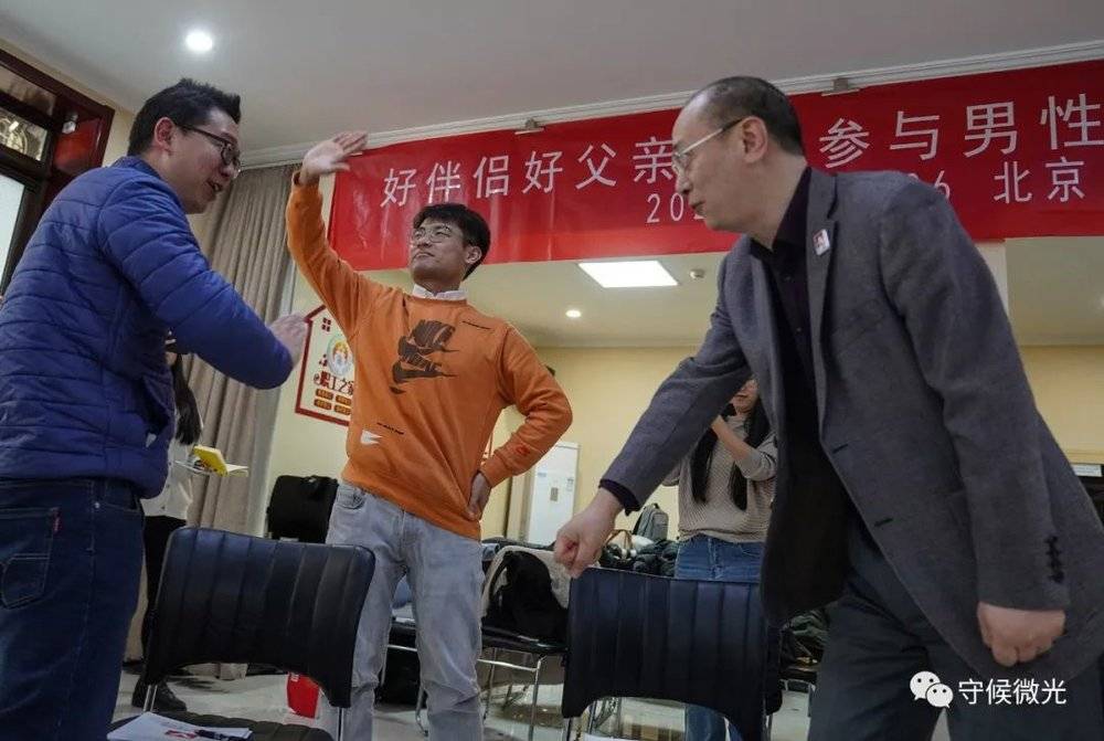 2月24日，北京一家宾馆会议室内，“男德班”上，课程发起者方刚（右一）指导学员们按照分配的角色模拟做家务。
