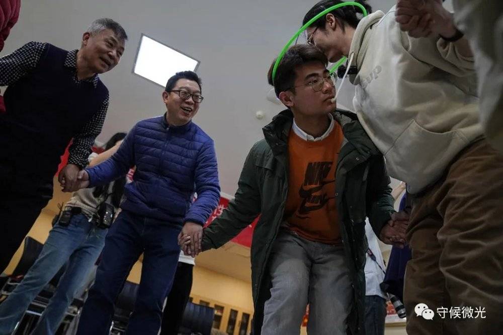 2月24日，北京一家宾馆会议室内，“男德班”在京线下开班第一天，学员们围成一圈玩游戏“破冰”，为了接下来分享个人故事做准备。这个环节的“带领者”谢谦解释，与陌生人的肢体接触、互动也是一种对支配性男性气质的挑战，这种气质通常不提倡男性用肢体接触表达情感。