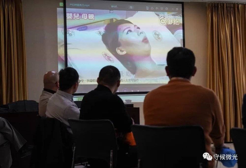 2月25日，北京一家宾馆会议室内，“男德班”课堂上，学员们观看分娩相关的科普视频，学习如何更好地陪产，了解孕产妇心理和生理上需要的支持和帮助。