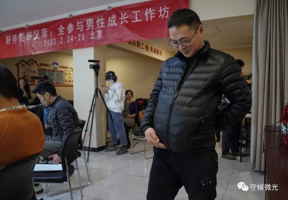 2月25日，北京一家宾馆会议室内，“男德班”课堂上，牛先生抚摸着自己的“孕肚”。午休时间，他挺着肚子去附近的餐馆吃了午餐，但去公园遛弯时还是暂时脱下了“孕肚”。