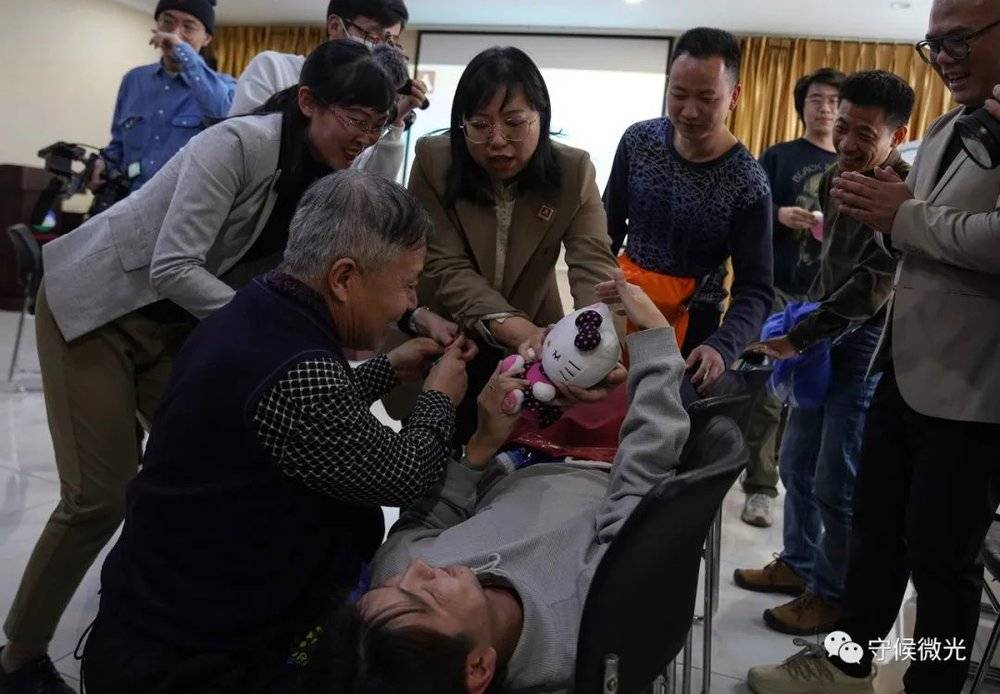2月25日，北京一家宾馆会议室内，“男德班”课堂上，24岁的小曹在扮演助产士的同学和带领者的安抚和指导下，体验分娩的过程，“生”下了一个孩子，一旁的同学为他剪脐带。