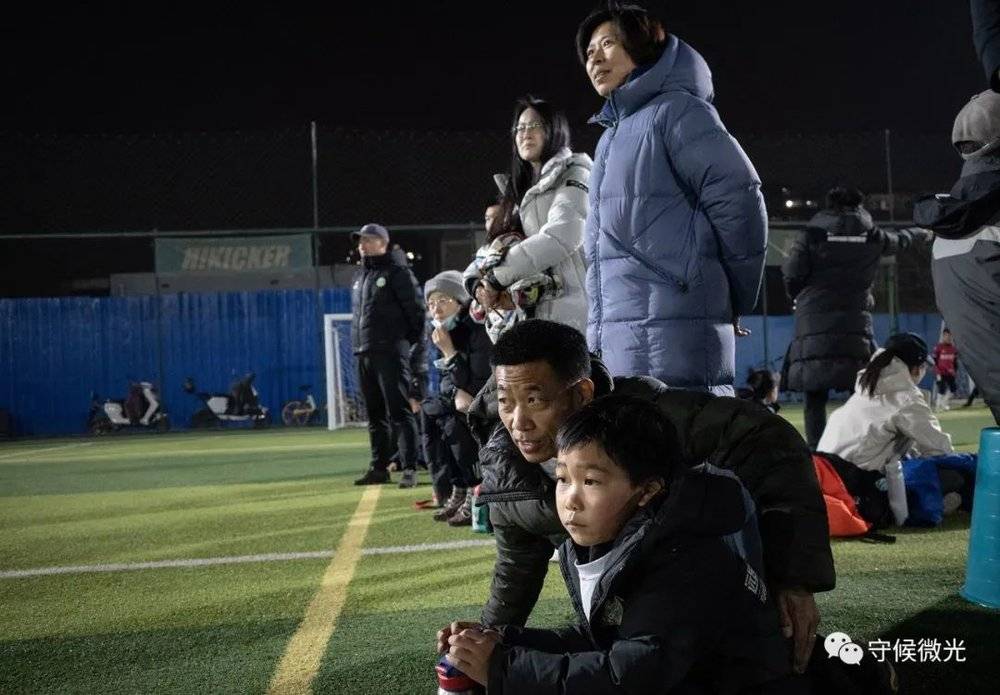 3月20日晚，北京市朝阳区一处足球场内，一场青少年足球联赛正在进行，汪先生、汪女士的小儿子在场下候补，汪先生自己也是足球爱好者，不时和儿子交流场上情况。儿子所在的球队被命名为“怎么踢都队”，家长们也总是对场上的孩子报以鼓励的掌声，现场听不到责骂。