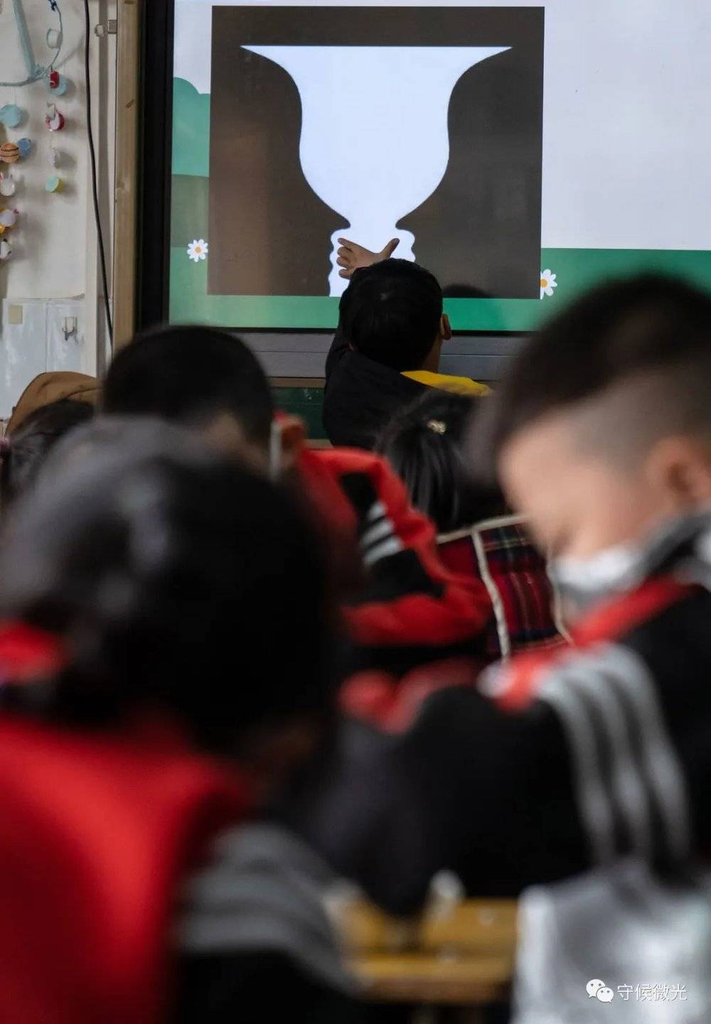 3月17日，北京市一所打工子弟小学，中午的一堂小学生性健康教育课上，一名二年级学生好奇地测量课件上两个人脸之间的距离。当天课程的内容是教孩子分辨各种身体接触的好与坏，以及如何识别和应对校园霸凌、家庭暴力。这堂课被安排在中午午休、教工开会时的40分钟空隙里。