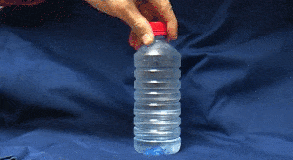 一瓶过冷水受到扰动之后快速结冰。图源：根据Youtube视频制作<br>