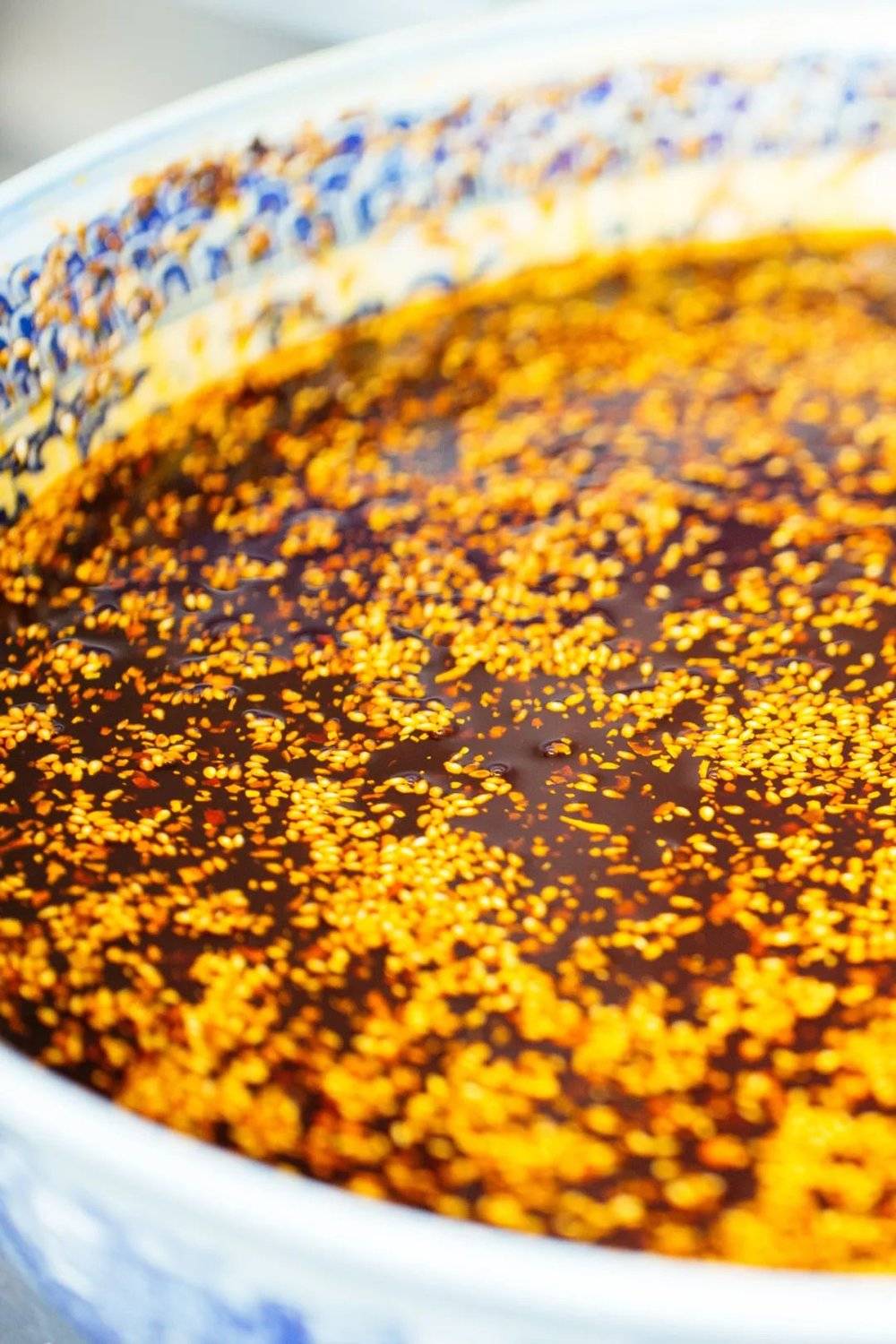 汤锅旁边，就是满满一大盆辣子，调完辣子，面就可以闪亮登场了。摄影/严肃<br>