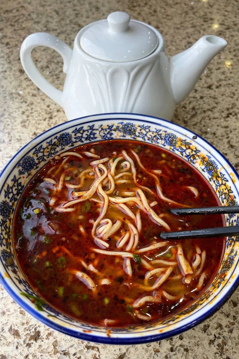 兰州人喜欢吃完面再放醋，因为好汤是会发生化学反应的，汤会是甜的，不酸。摄影/砍柴书生