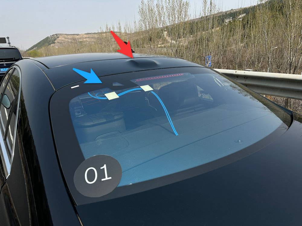 蓝色箭头指的是后置多功能摄像头，红色箭头指的是提供高度精准定位的天线阵列