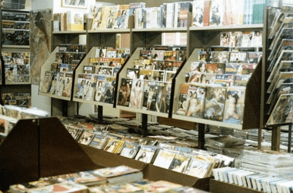 1979年的东京神保町芳贺书店，据说这里是塑封书的发源地