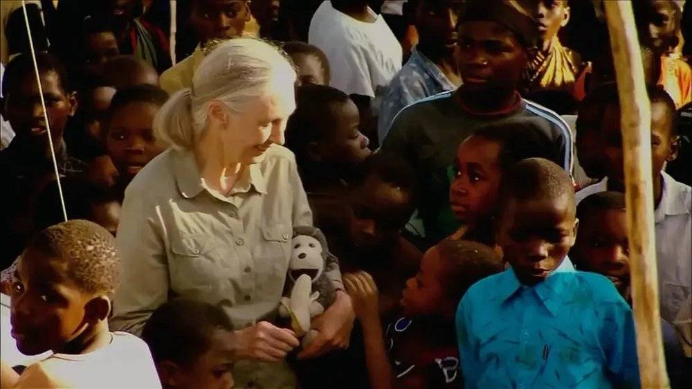 △珍·古道尔与非洲的孩子们。/截自纪录片《珍》