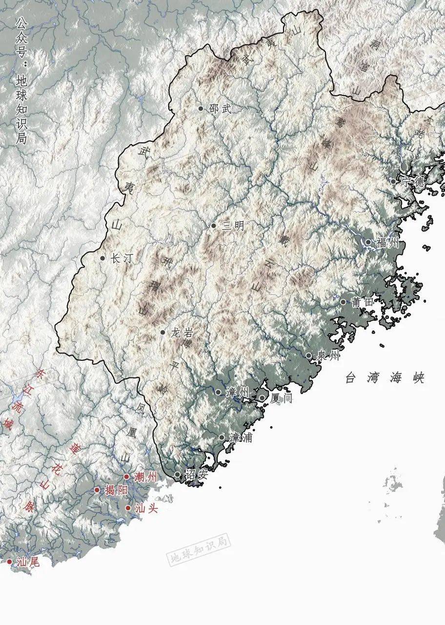 从浙江宁波一直延伸到广东汕头，找不到很大的沿海三角洲和平原