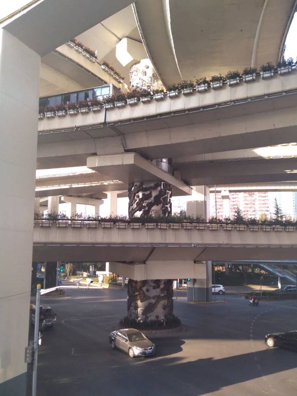 休息的时候黑桃从人行天桥拍下了这根龙柱。 受访者供图