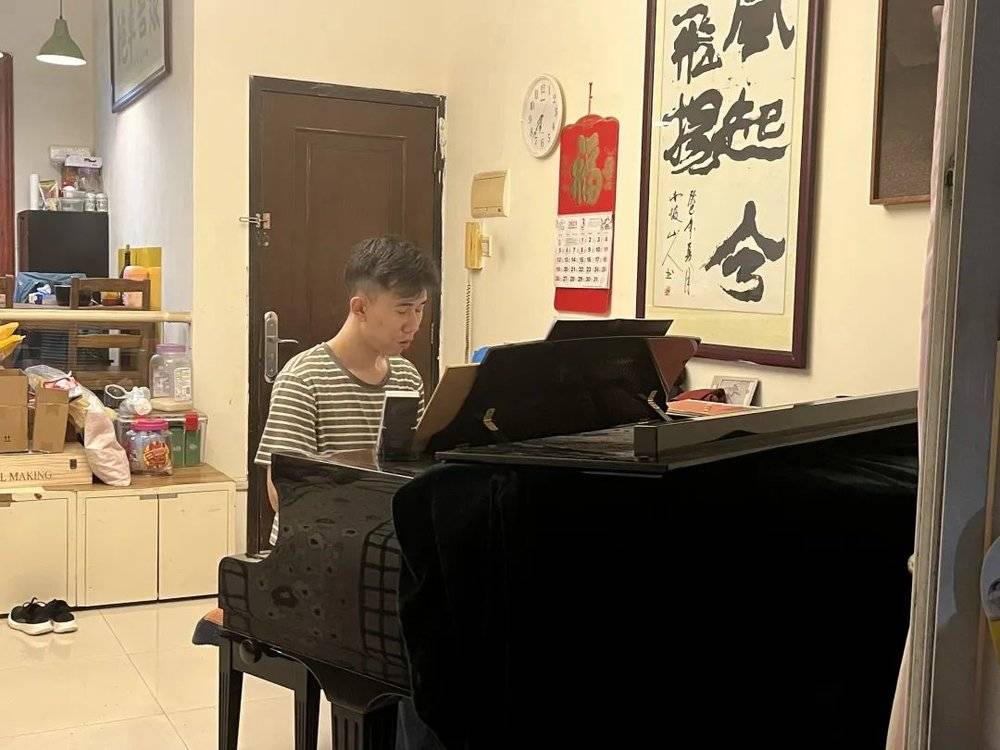 〓 郑森友每天下班回家都要练琴。<br>