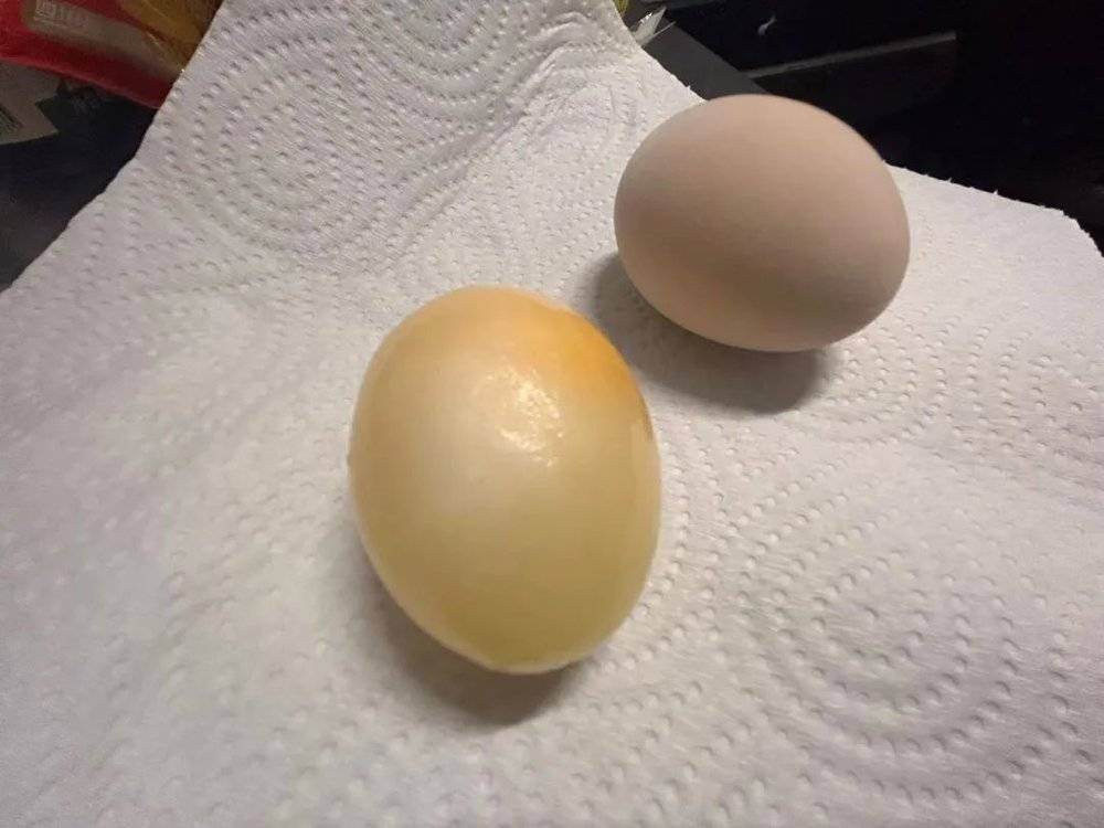 剥开的冻鸡蛋。图/李小葵<br>