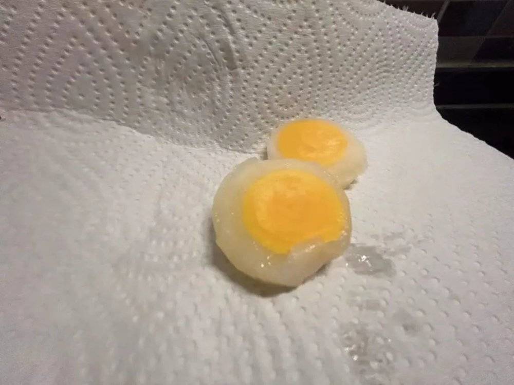 切开的冻鸡蛋。图/李小葵<br>