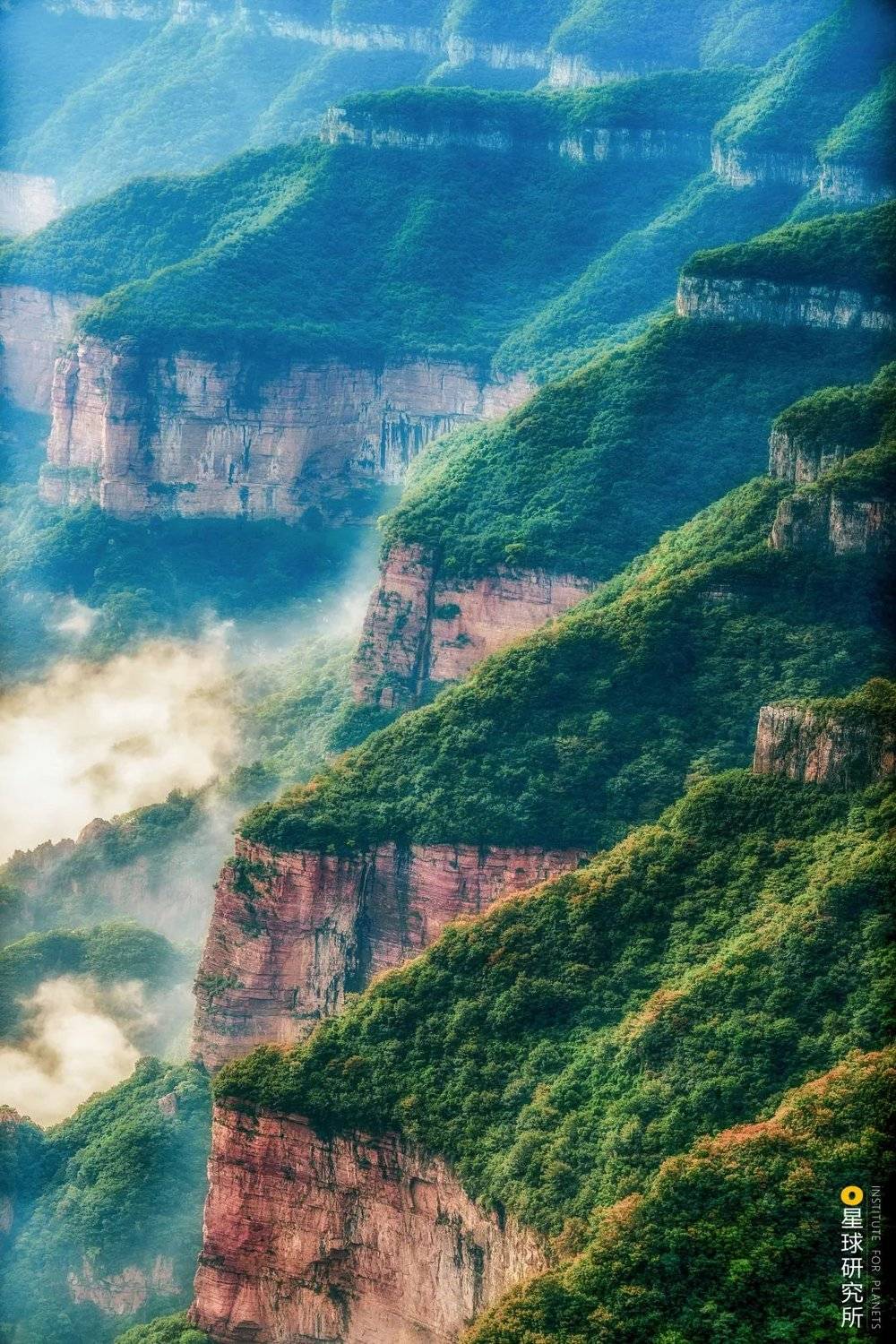 河南辉县关山国家地质公园内，阶梯状的山体。摄影师@李琼