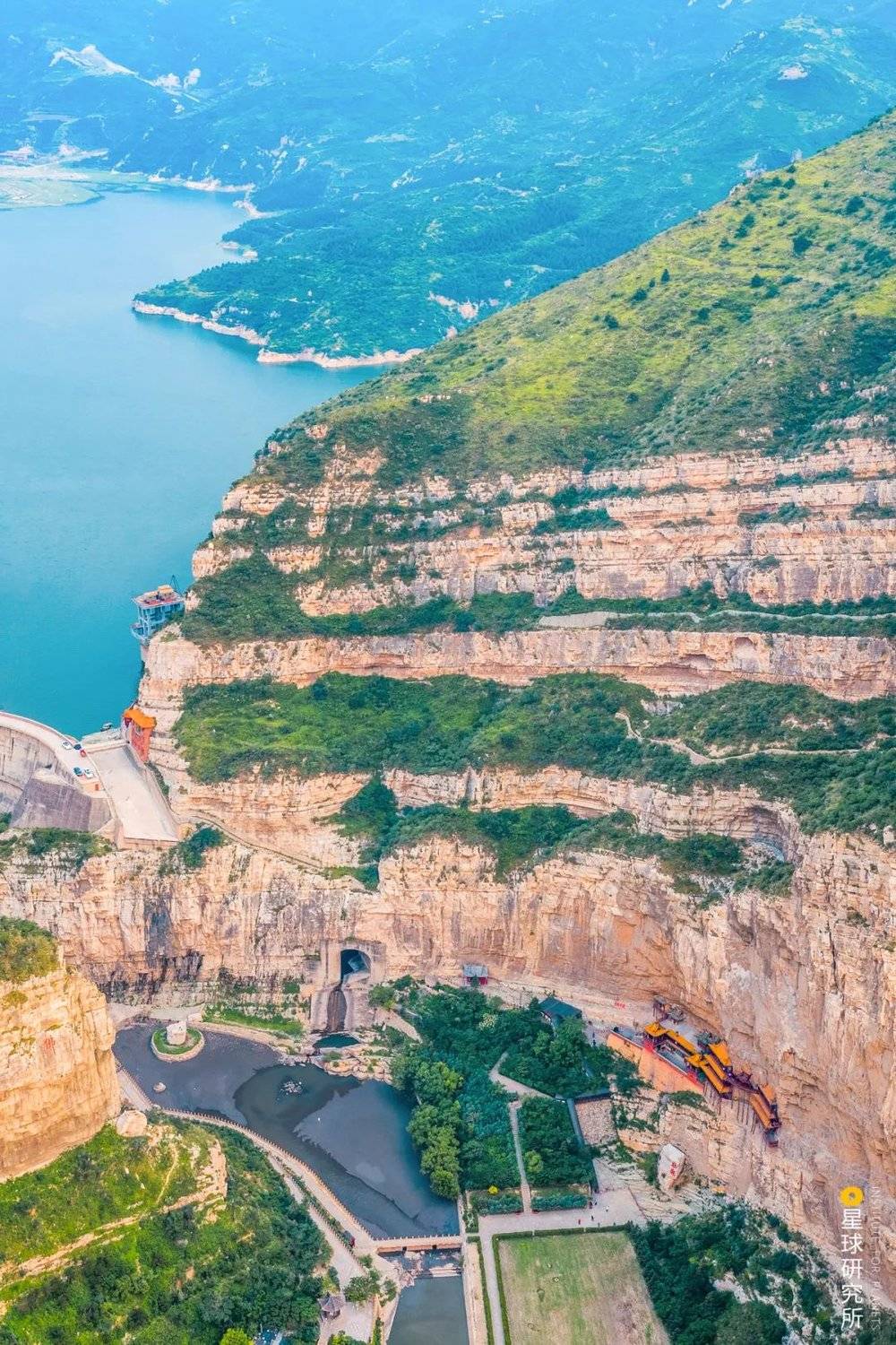 山西浑源悬空寺位于恒山中的峡谷。摄影师@石耀臣