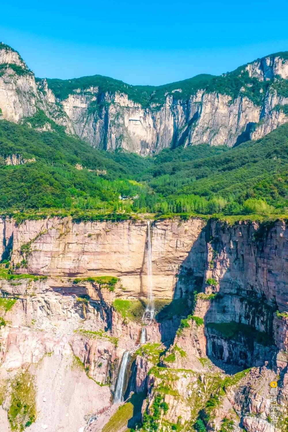 河南辉县的断崖和瀑布。摄影师@崔瀚予
