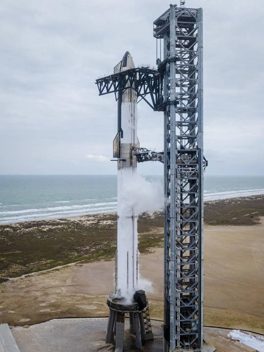 图/星舰全箭湿彩排过程，一根灌满低温推进剂的“大冰棍”（SpaceX）<br>