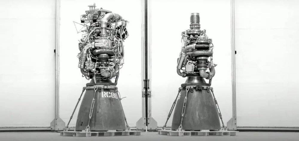 图/左侧：猛禽1代，右侧：猛禽2代，性能提升的同时又有肉眼可见的结构精简（SpaceX）<br>