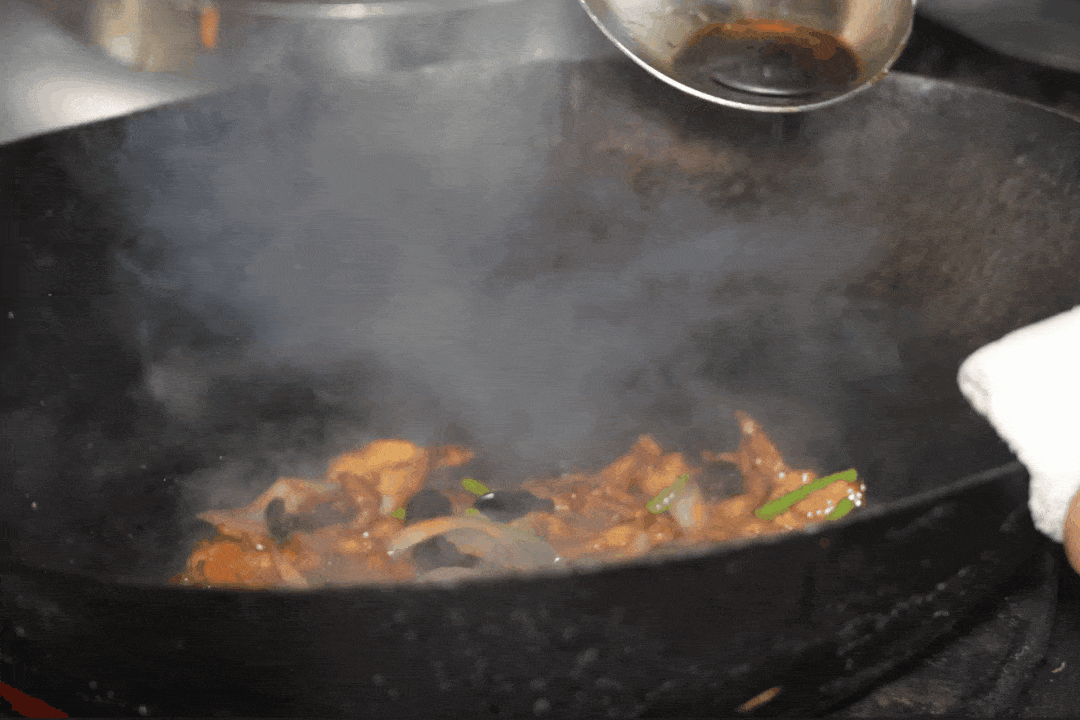 锅边醋，是烹饪过油肉的重要环节。图1/有滋有魏，图2/康辉