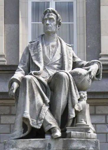 图2. 坐落于比利时布鲁塞尔科学院宫的Adolphe Quetelet雕像。来源：brusselsremembers.com