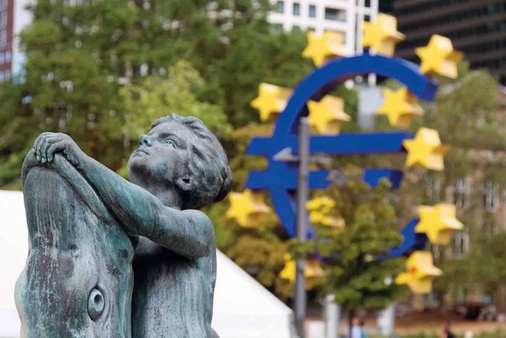 这是 2022 年 9 月 8 日在德国法兰克福拍摄的欧元雕塑和一座喷泉雕塑  单玮怡摄/本刊