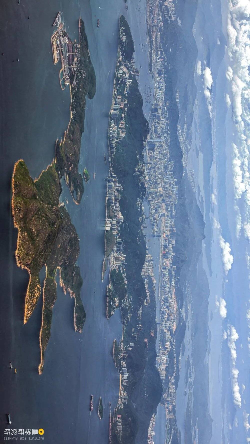 从飞机上看香港的岛屿城市，摄影师@陈碧信