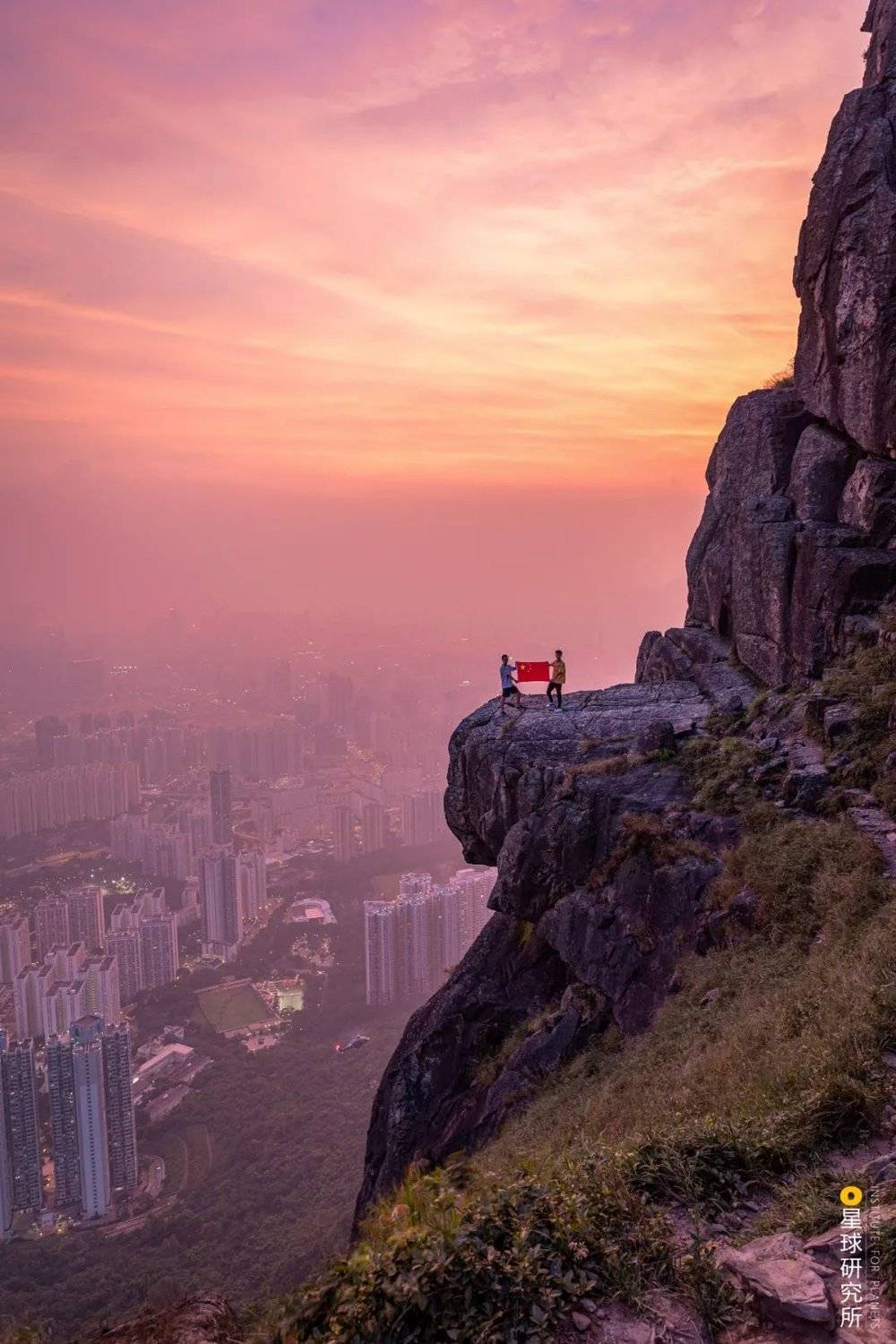 香港飞鹅山自杀崖，山海险峻，观赏请注意安全，摄影师@屈文犇