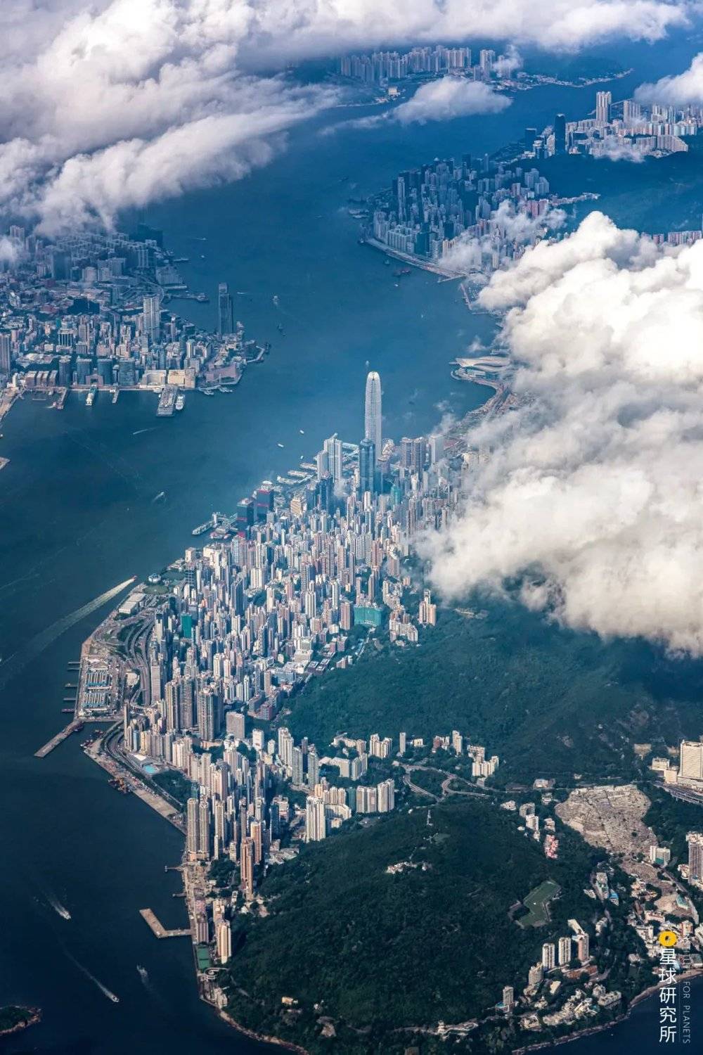 香港维多利亚港湾航拍，其原本是山脉的延伸部分，后由于山体断裂下沉被海水淹没形成港湾，摄影师@吴亦丹