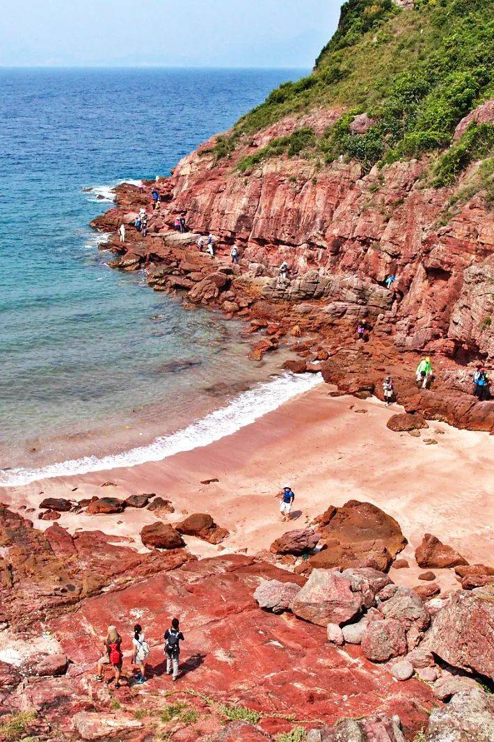 香港岛屿赤洲上的褐红色砾岩和粉砂岩地貌，有“海上丹霞之称”，图片来源@wikimedia commons