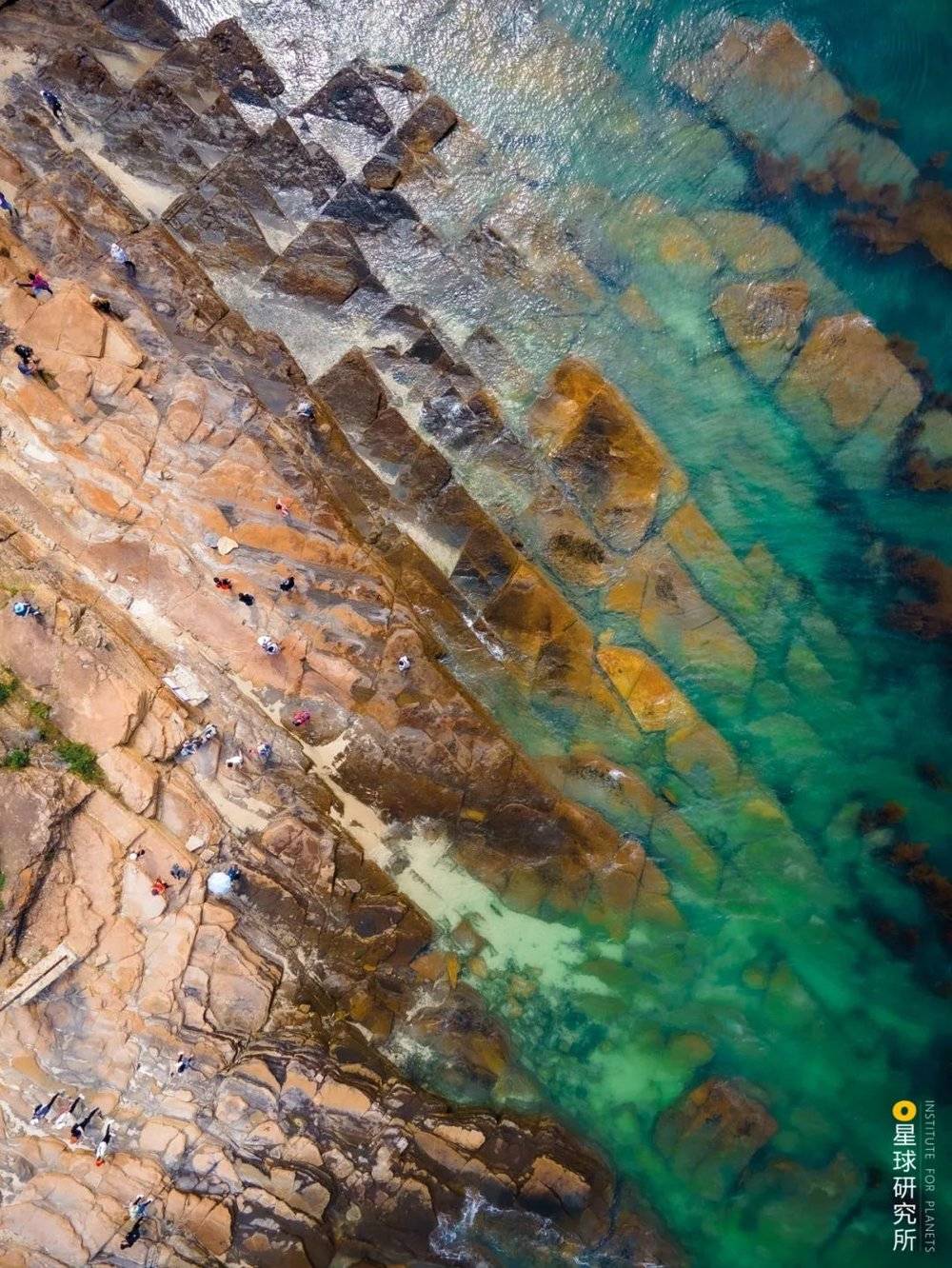 香港岛屿东平洲上的海蚀平台，东平洲拥有香港最年轻的岩层，图片来源@香港旅游发展局