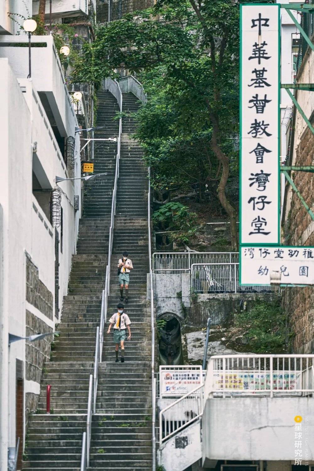 香港湾仔长长的楼梯，沿着山势而建，摄影师@DaninSum