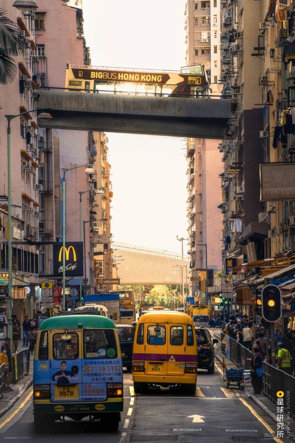 香港巴士穿越皇后大道山道天桥，摄影师@胡文迪