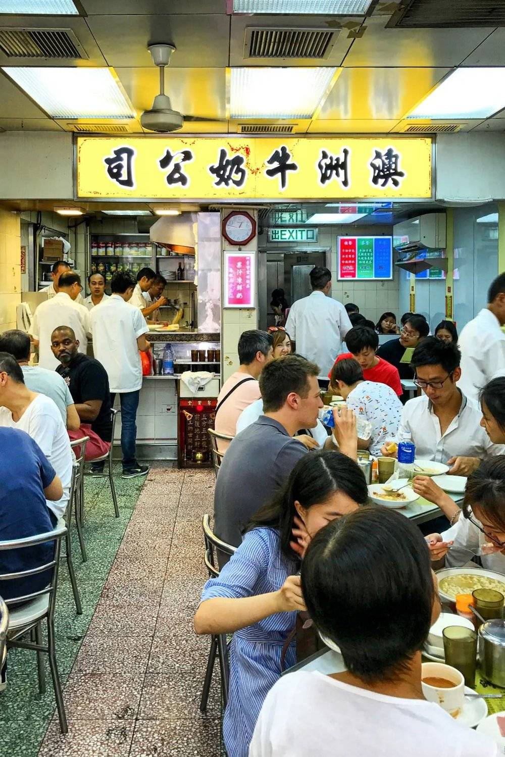 香港澳洲牛奶公司翻桌效率奇高，据说最快30秒内可以完成点餐和上菜，跑堂会以简略术语“茶走”“飞边”等完成飞快点餐，图片来源@wikimedia commons