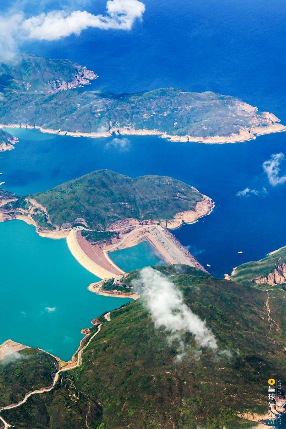 香港航拍万宜水库，以大坝围封海岸建成，摄影师@余明