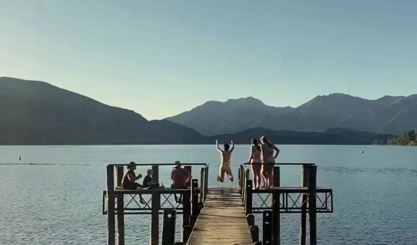 假日在新西兰的湖边玩水。受访者供图