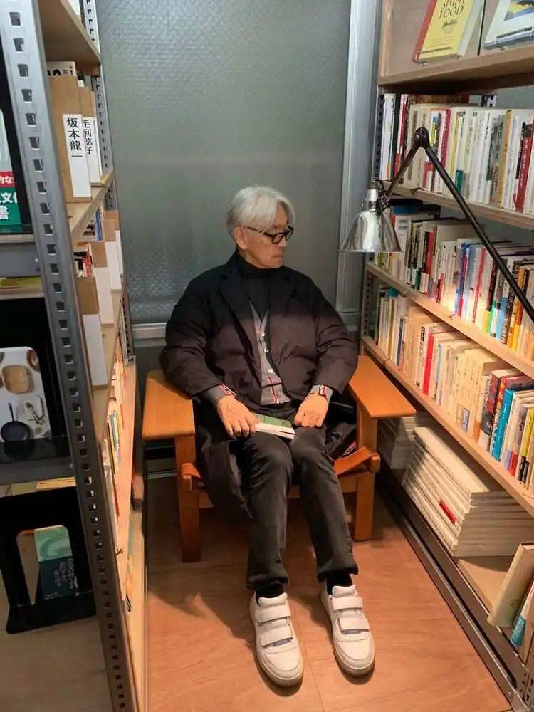 坂本龙一在“坂本图书”（图｜GQ  JAPAN）<br>