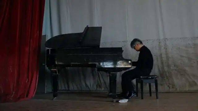 坂本龙一在演奏“海啸钢琴”（图｜Ryuichi Sakamoto: CODA）