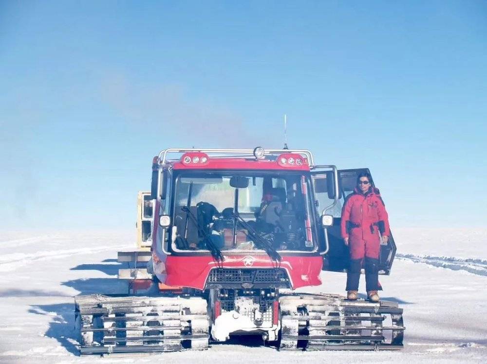 ■ 曹建西和雪地车<br>